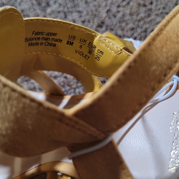 NWT Fergalicious wedge sandal mustard yellow - Picture 5 of 6